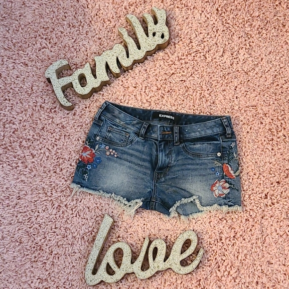 Beautifully embroidered Expresss shorts. - Picture 2 of 6